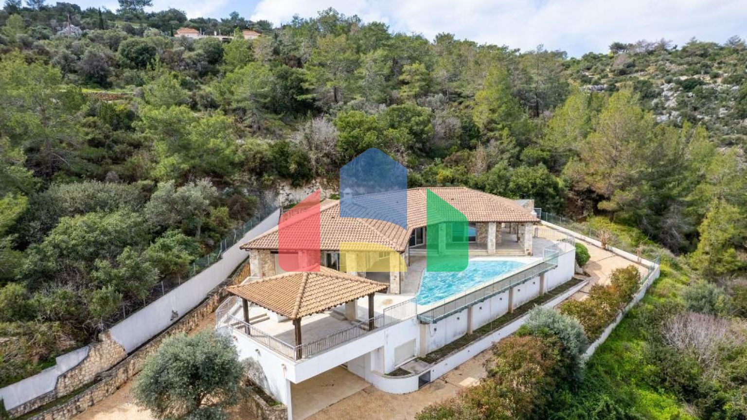 Продаж - Котедж 220 m² В Пафосе