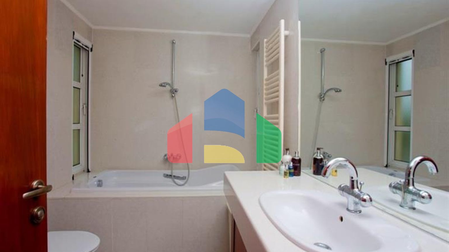 Продаж - Котедж 240 m² В Пафосе