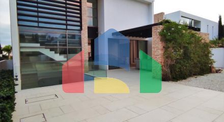 Продаж - Вілла 450 m² В Пафосе