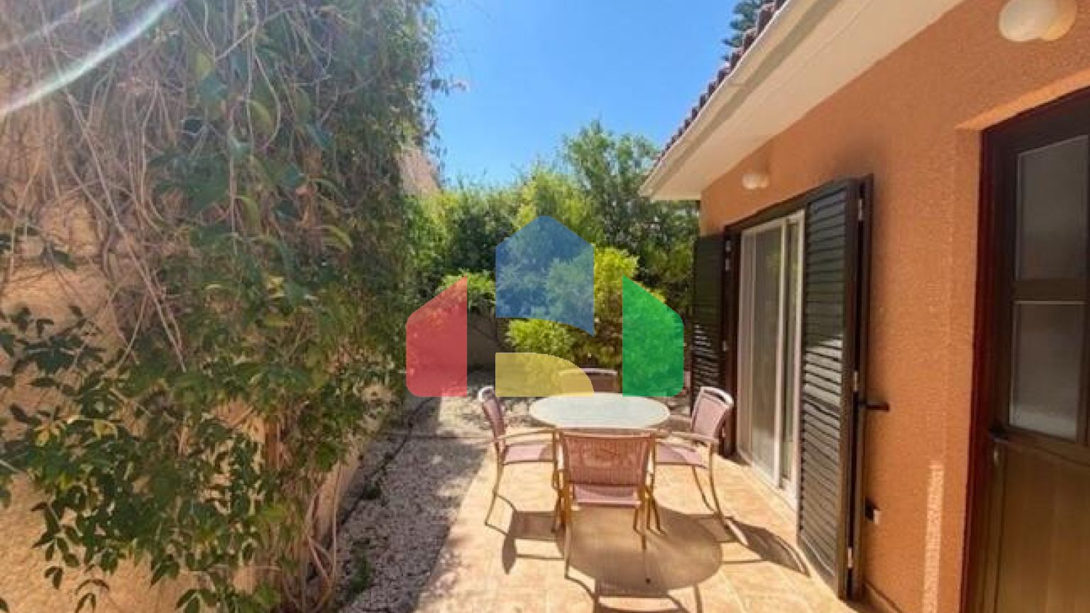 Продаж - Котедж 157 m² В Пафосе