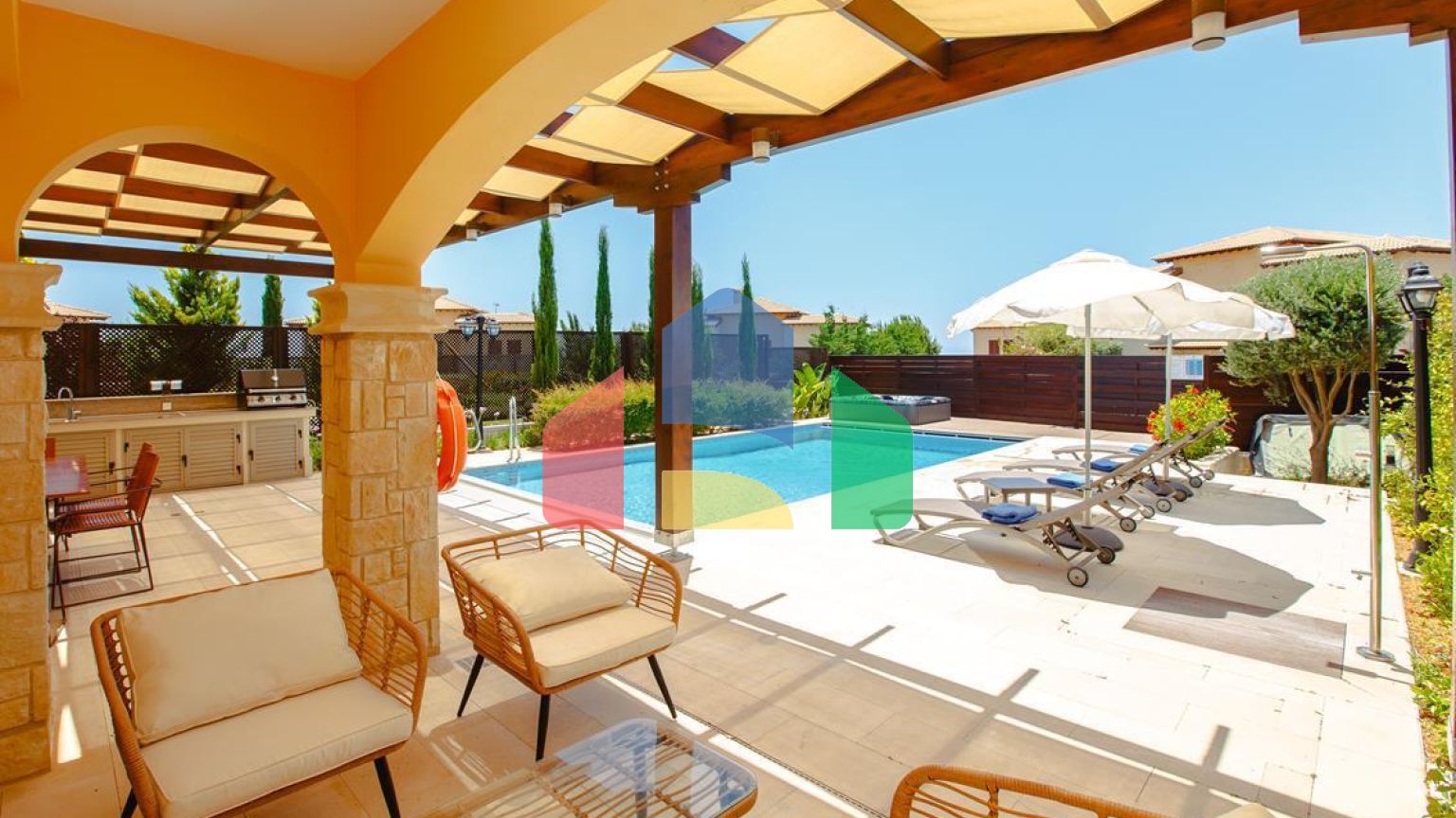 Продаж - Вілла 215 m² В Пафосе