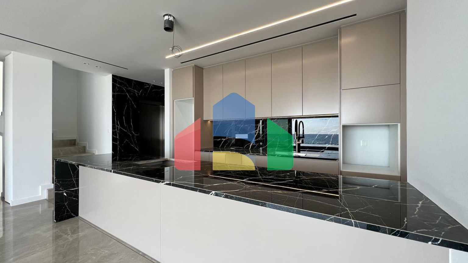 Продаж - Вілла 361 m² в Ая-Напі