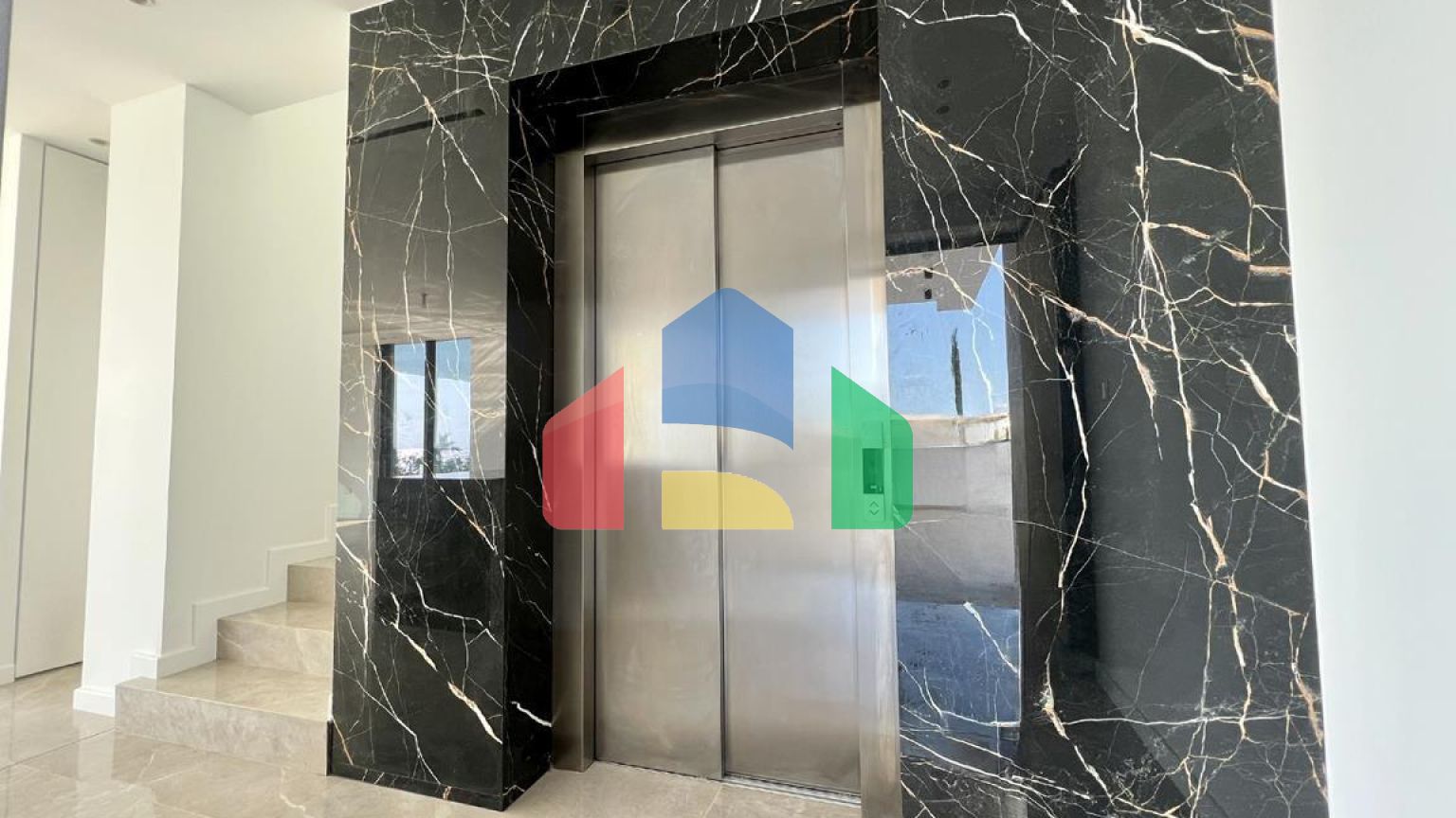 Продаж - Вілла 361 m² в Ая-Напі