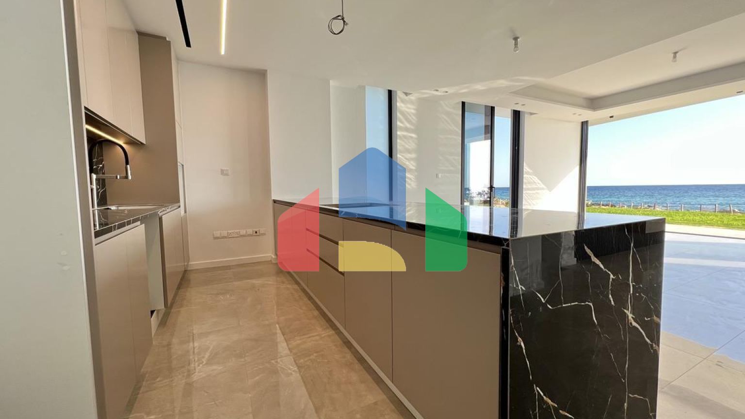 Продаж - Вілла 361 m² в Ая-Напі