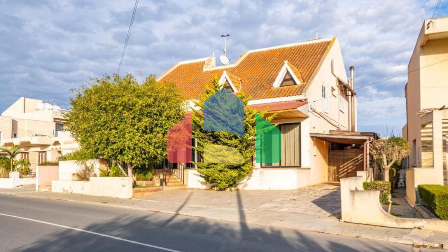 Продаж - Котедж 313 m² в Ая-Напі