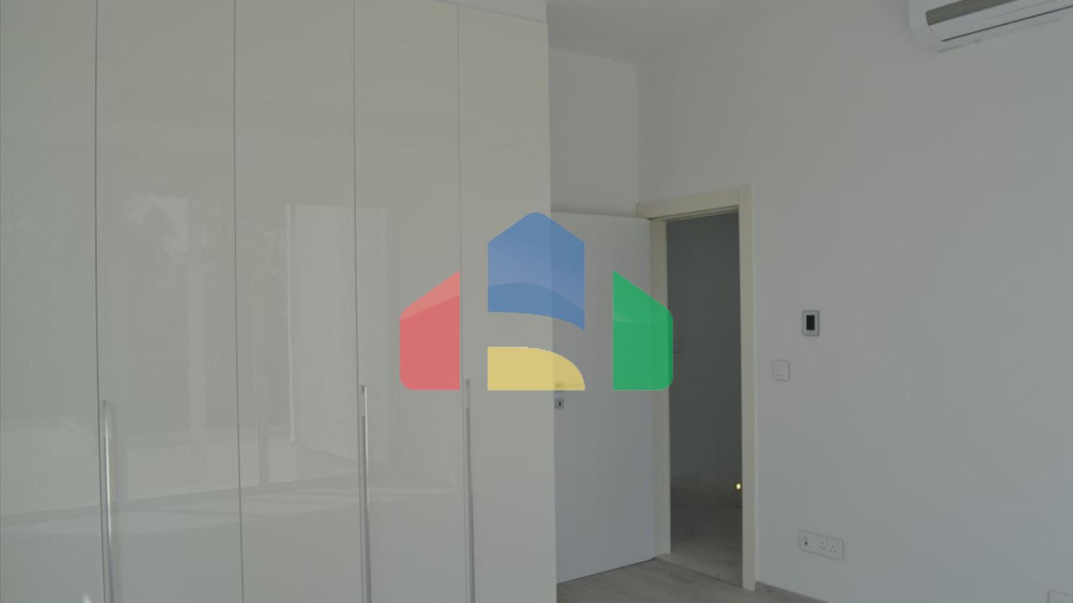 Продаж - Вілла 275 m² В Ларнаке