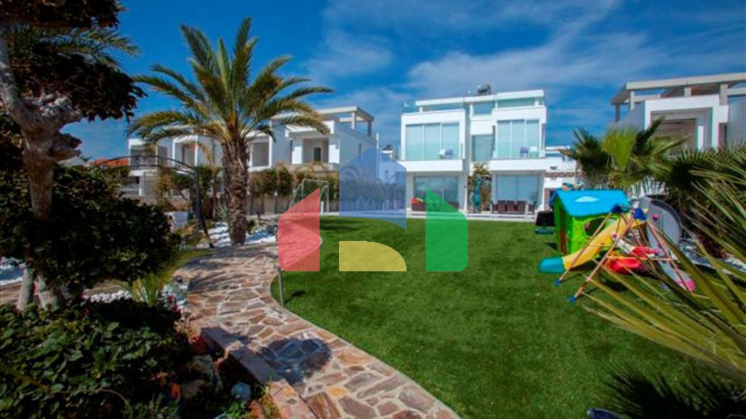 Продаж - Вілла 275 m² В Ларнаке