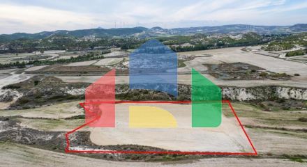 Продаж - Земельна ділянка 10220 m² В Ларнаке