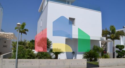 Продаж - Вілла 244 m² В Ларнаке