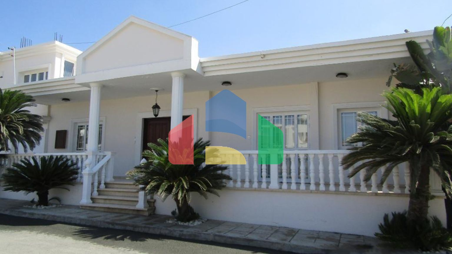 Продаж - Котедж 260 m² В Ларнаке