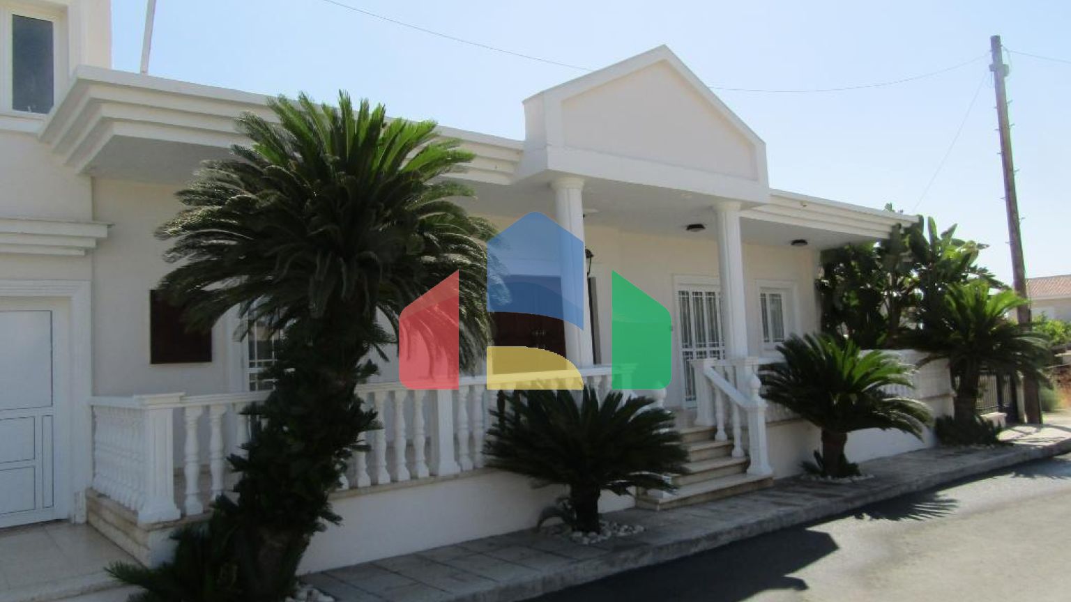 Продаж - Котедж 260 m² В Ларнаке