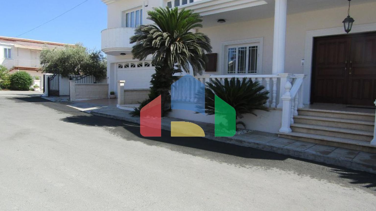 Продаж - Котедж 260 m² В Ларнаке