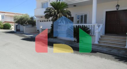 Продаж - Котедж 260 m² В Ларнаке