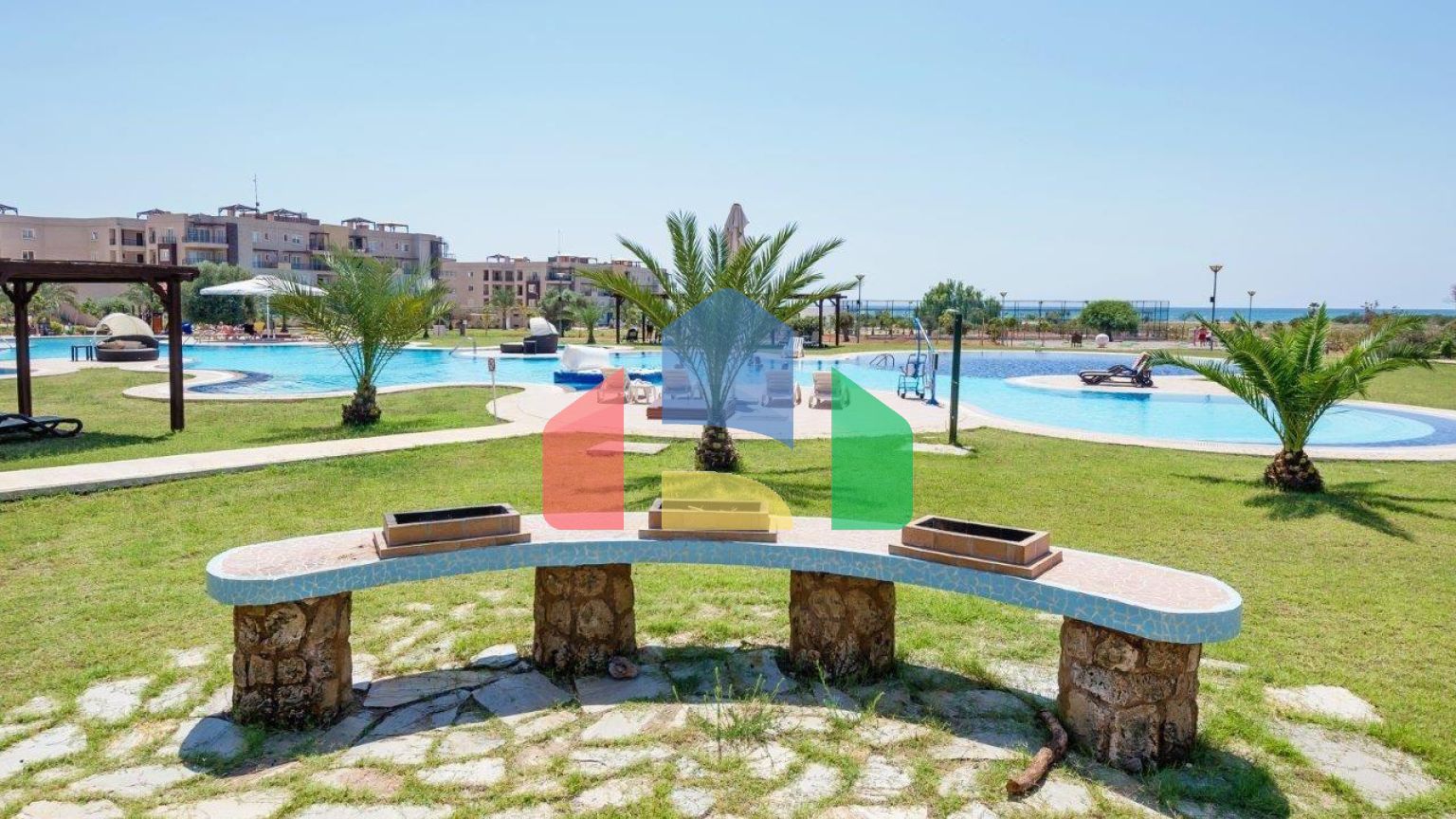 4-комнатные апартаменты 120 м2 с собственным приватным бассейном в СПА - комплексе в 100 метрах от песчаного пляжа