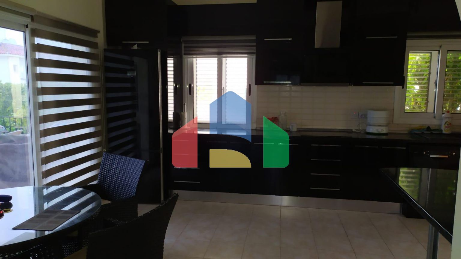 Готовая 4-комнатная вилла 224 м2 с бассейном в 5 минутах от моря 