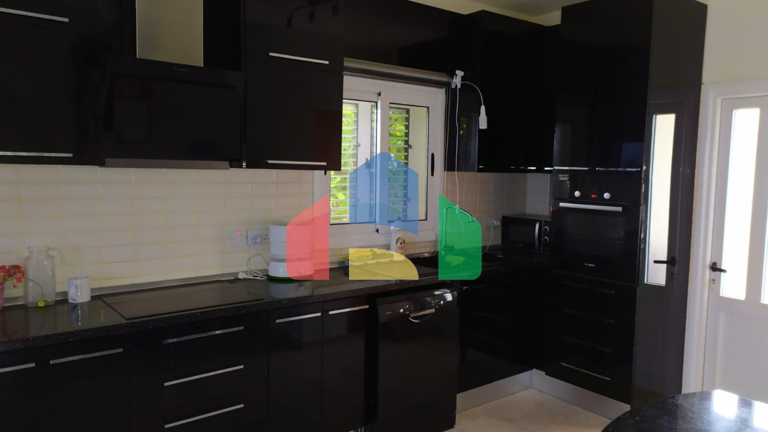 Готовая 4-комнатная вилла 224 м2 с бассейном в 5 минутах от моря 