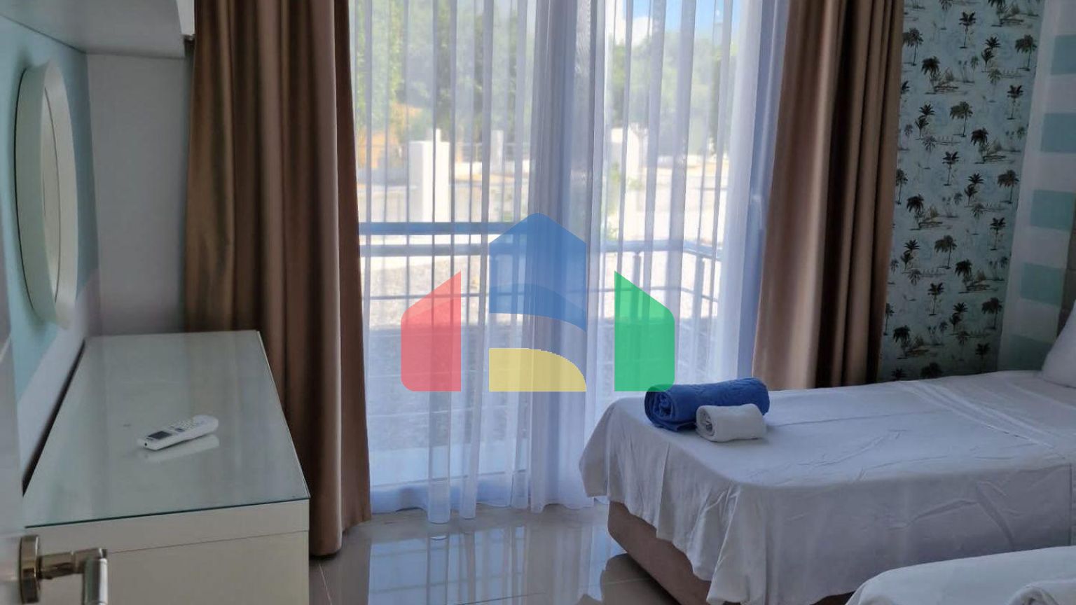 Современный 4-комнатный таунхаус 115 м2 с террасой на крыше, расположенный на первой линии от моря