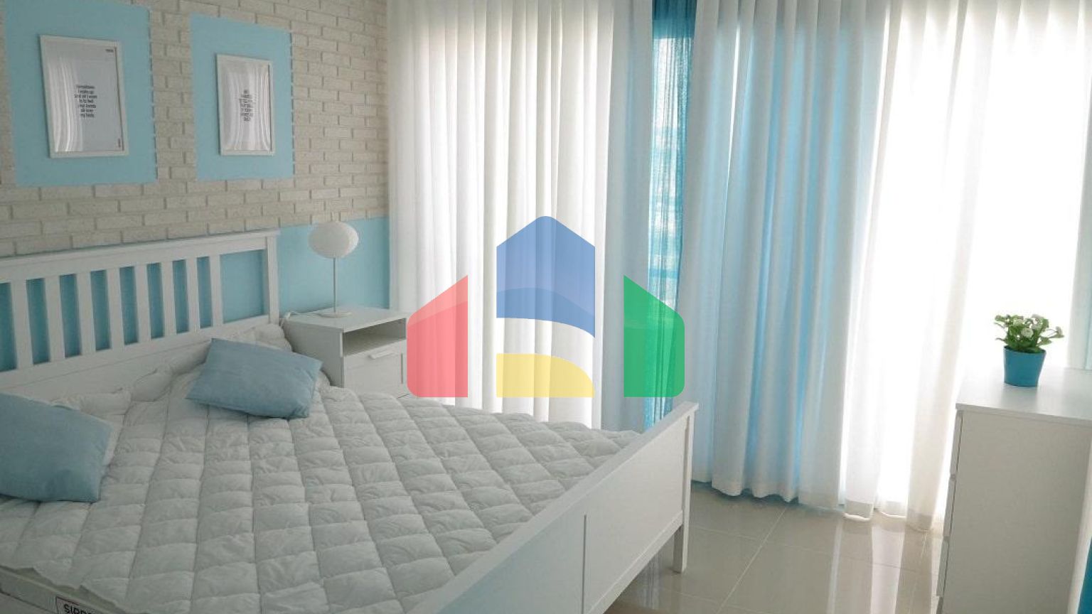 Современный 4-комнатный таунхаус 115 м2 с террасой на крыше, расположенный на первой линии от моря