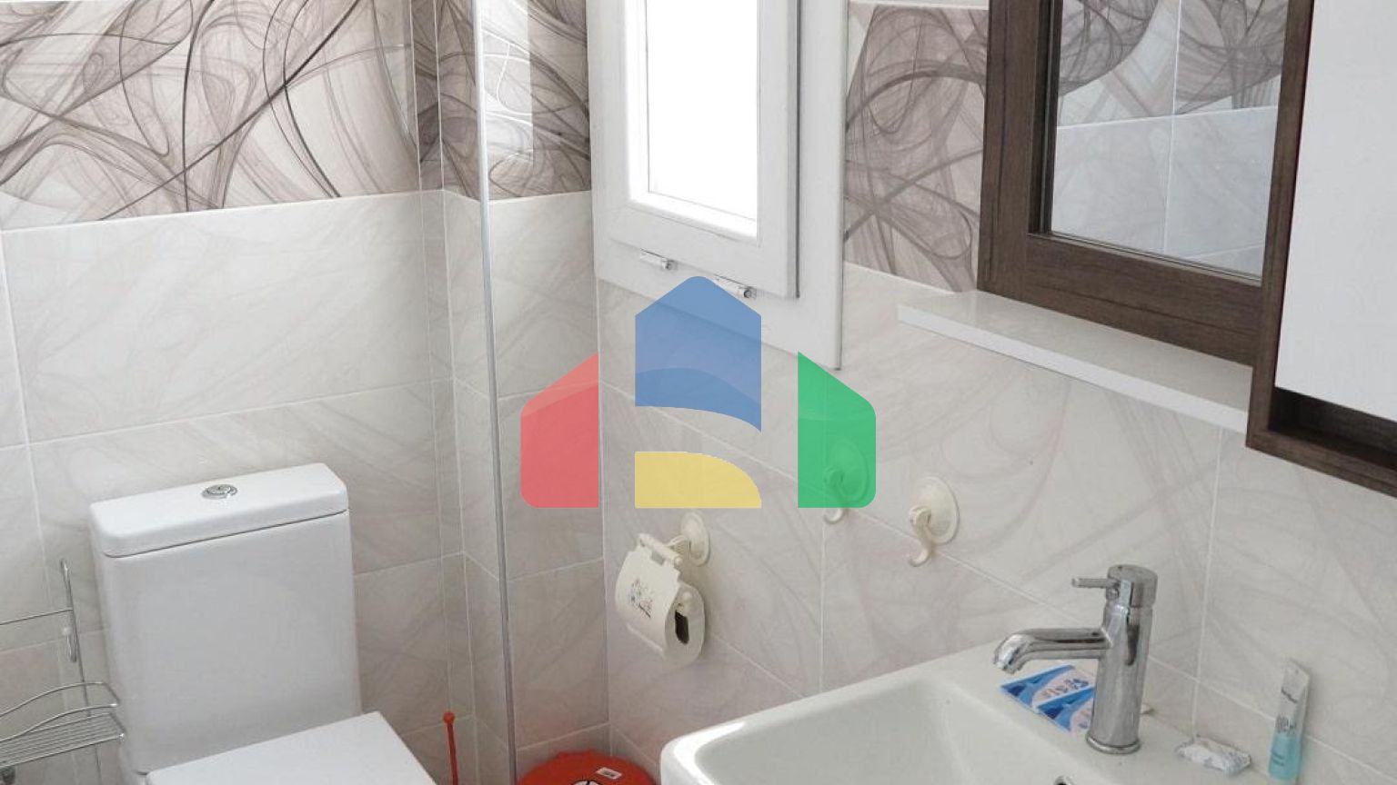 Современный 4-комнатный таунхаус 115 м2 с террасой на крыше, расположенный на первой линии от моря