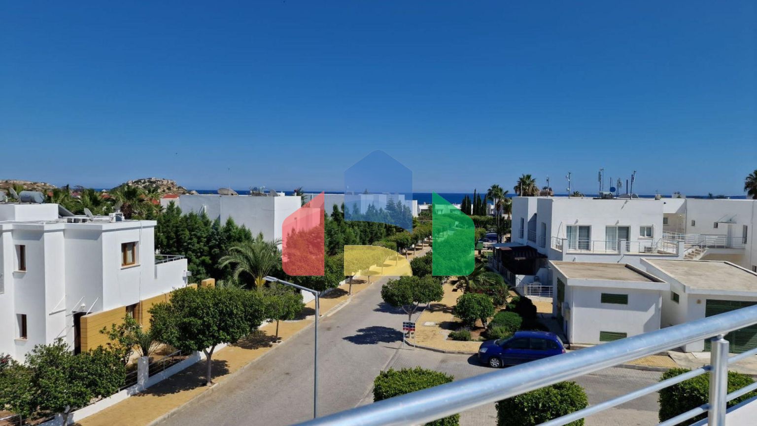 Современный 4-комнатный таунхаус 115 м2 с террасой на крыше, расположенный на первой линии от моря