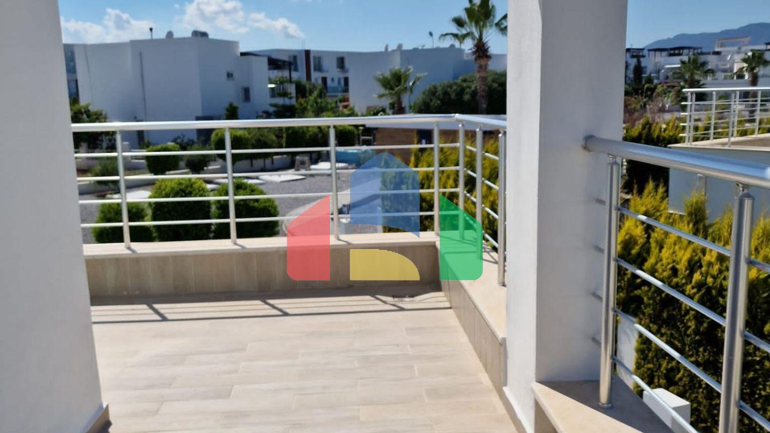 Современный 4-комнатный таунхаус 115 м2 с террасой на крыше, расположенный на первой линии от моря