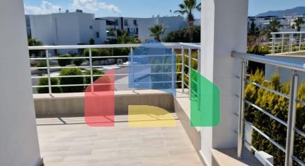 Современный 4-комнатный таунхаус 115 м2 с террасой на крыше, расположенный на первой линии от моря Современный 4-комнатный таунхаус 115 м2 с террасой на крыше, расположенный на первой линии от моря