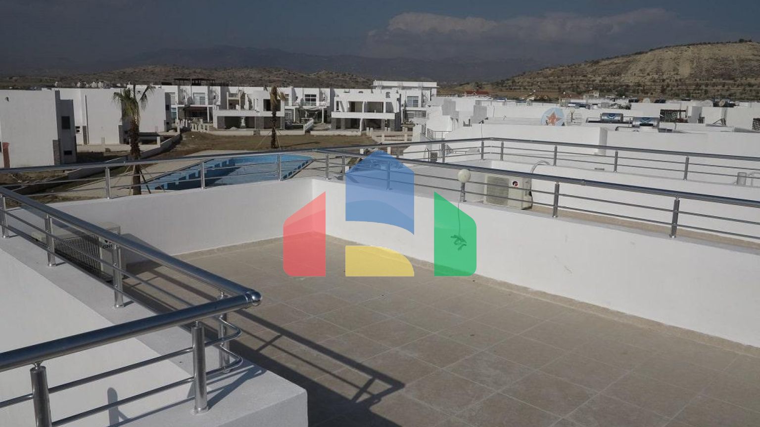 Современный 4-комнатный таунхаус 115 м2 с террасой на крыше, расположенный на первой линии от моря