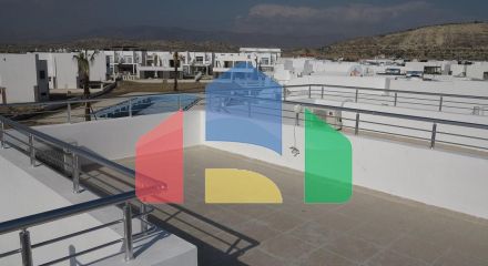 Современный 4-комнатный таунхаус 115 м2 с террасой на крыше, расположенный на первой линии от моря Современный 4-комнатный таунхаус 115 м2 с террасой на крыше, расположенный на первой линии от моря