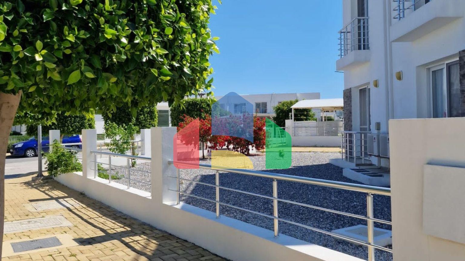 Современный 4-комнатный таунхаус 115 м2 с террасой на крыше, расположенный на первой линии от моря