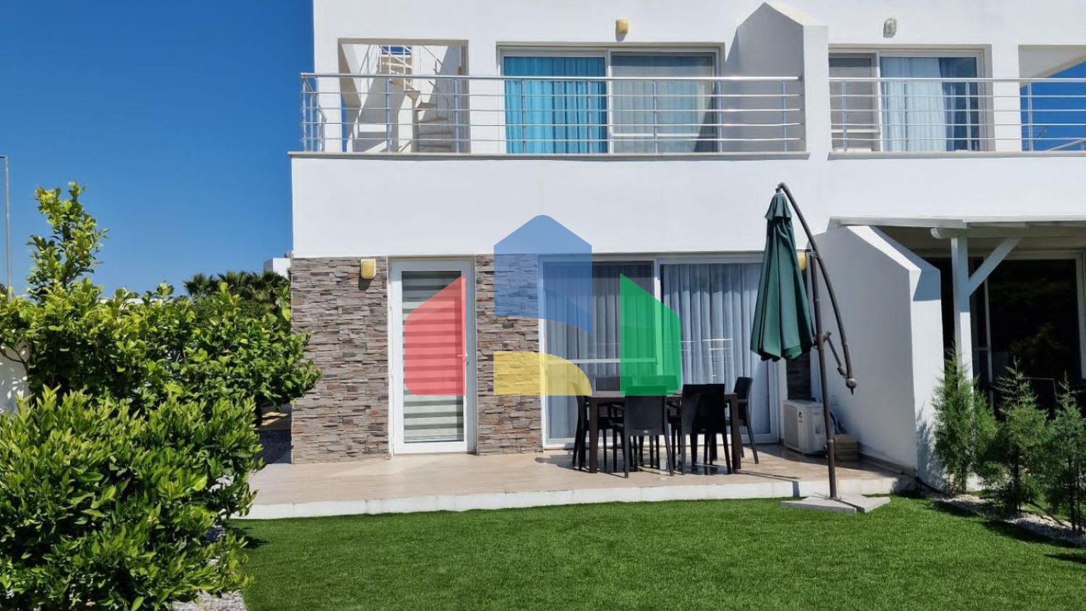 Современный 4-комнатный таунхаус 115 м2 с террасой на крыше, расположенный на первой линии от моря