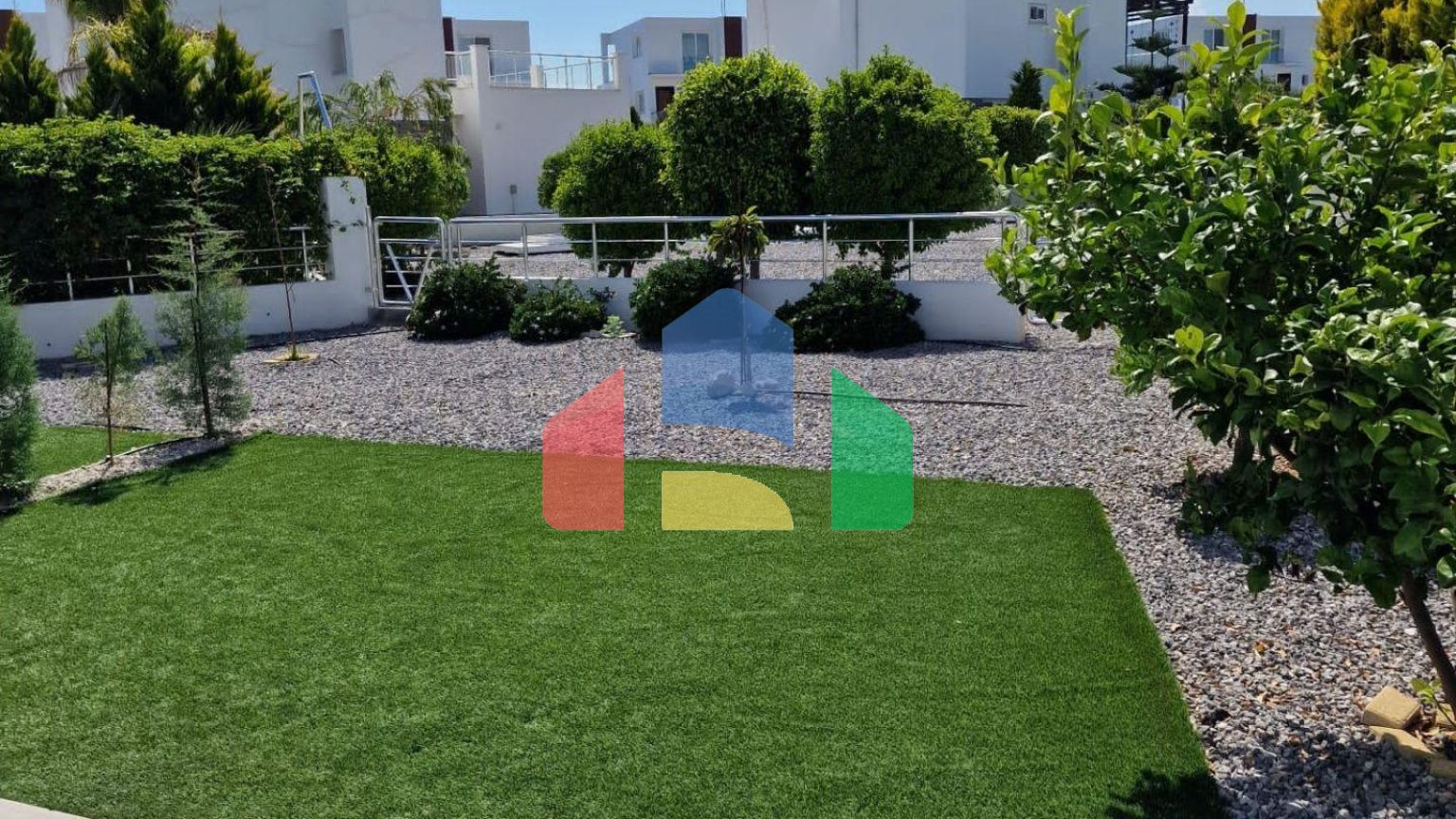 Современный 4-комнатный таунхаус 115 м2 с террасой на крыше, расположенный на первой линии от моря