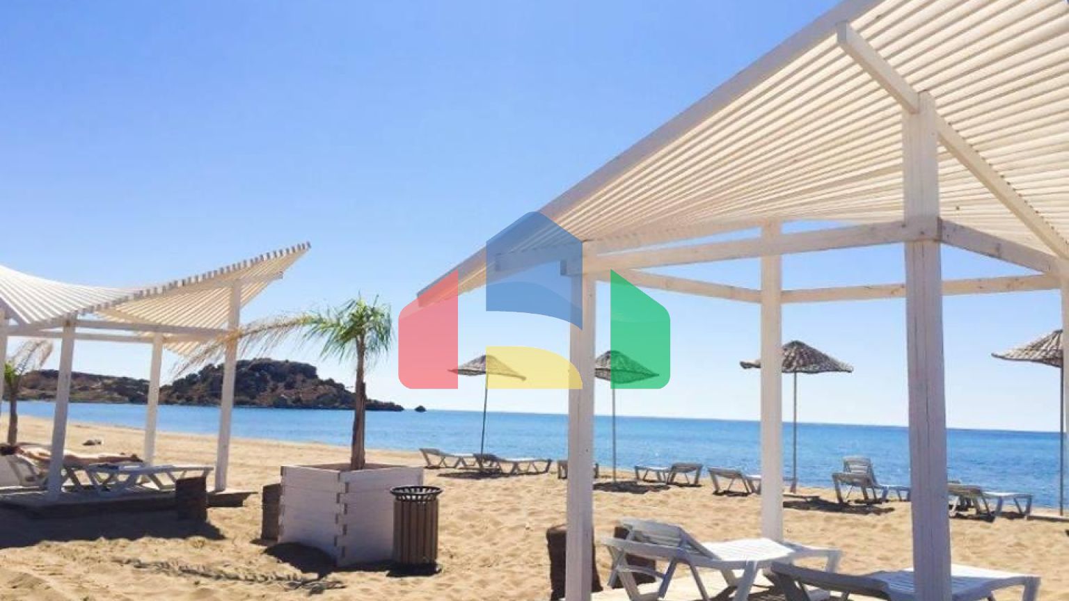 Современный 4-комнатный таунхаус 115 м2 с террасой на крыше, расположенный на первой линии от моря