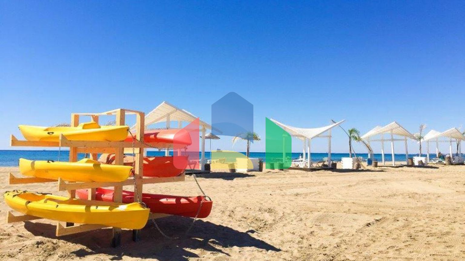 Современный 4-комнатный таунхаус 115 м2 с террасой на крыше, расположенный на первой линии от моря