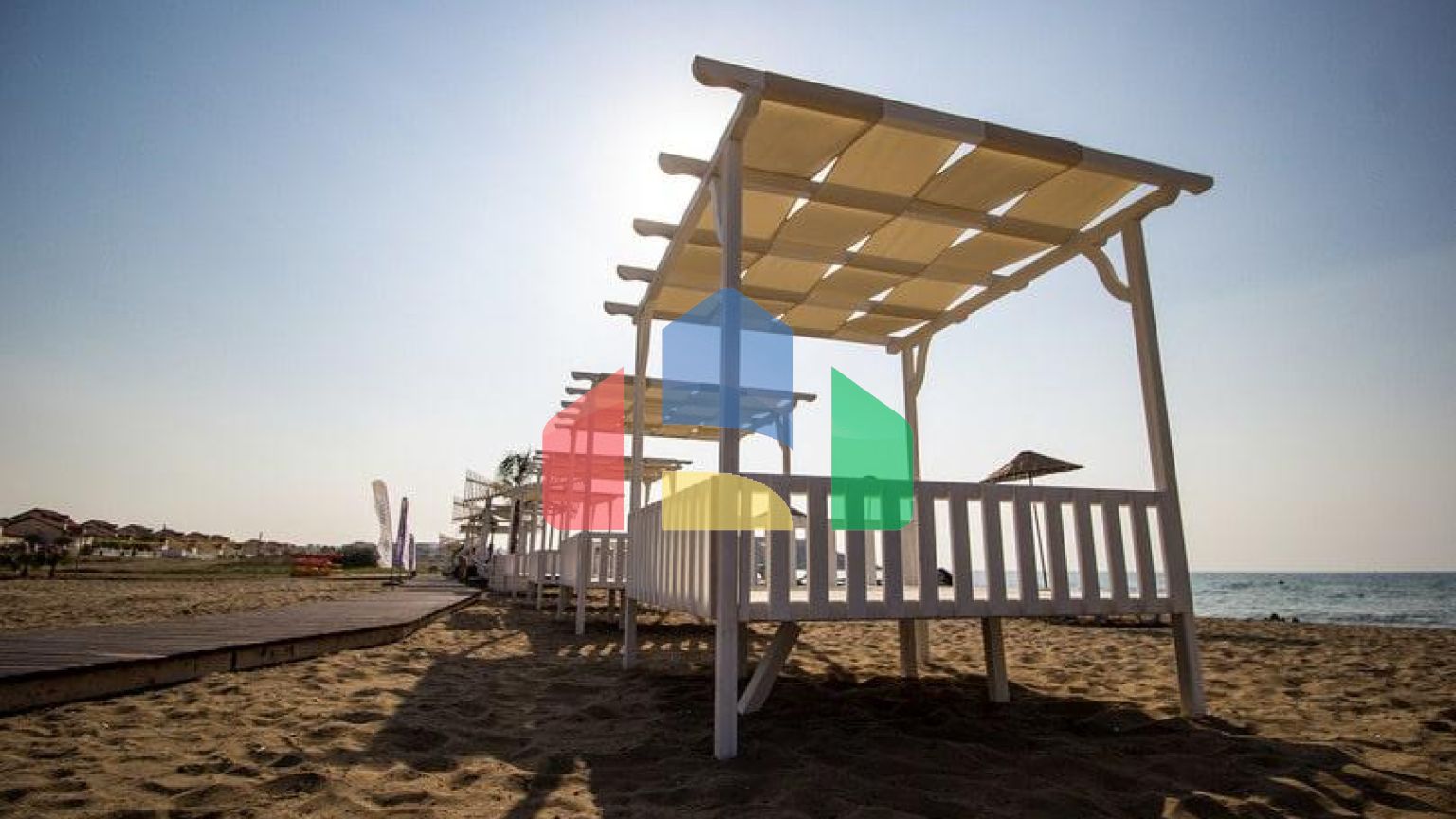 Современный 4-комнатный таунхаус 115 м2 с террасой на крыше, расположенный на первой линии от моря