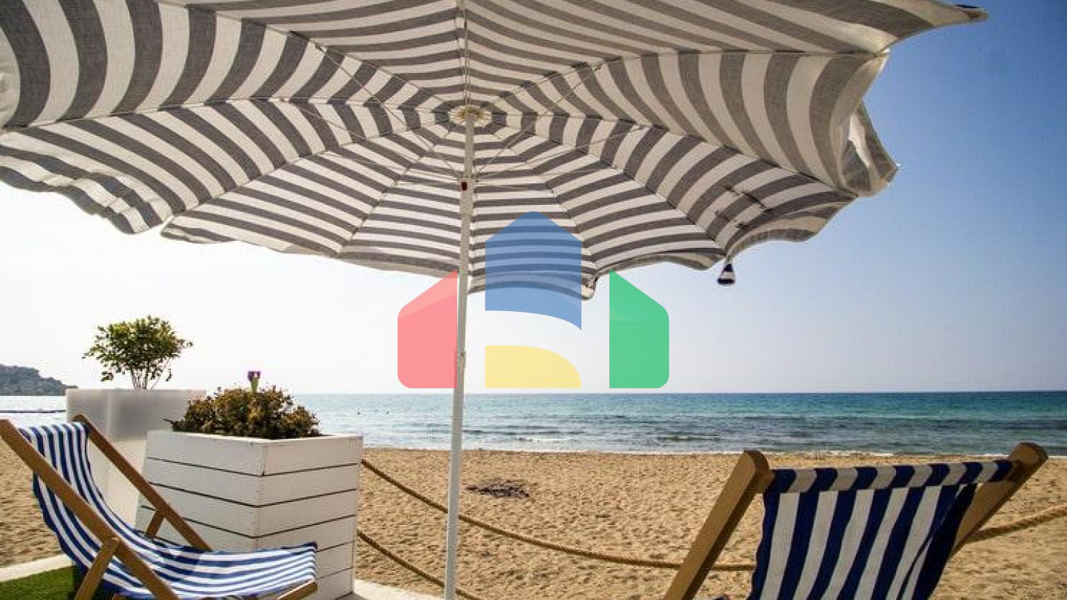 Современный 4-комнатный таунхаус 115 м2 с террасой на крыше, расположенный на первой линии от моря