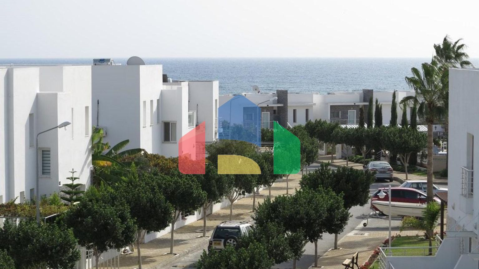 Современный 4-комнатный таунхаус 115 м2 с террасой на крыше, расположенный на первой линии от моря