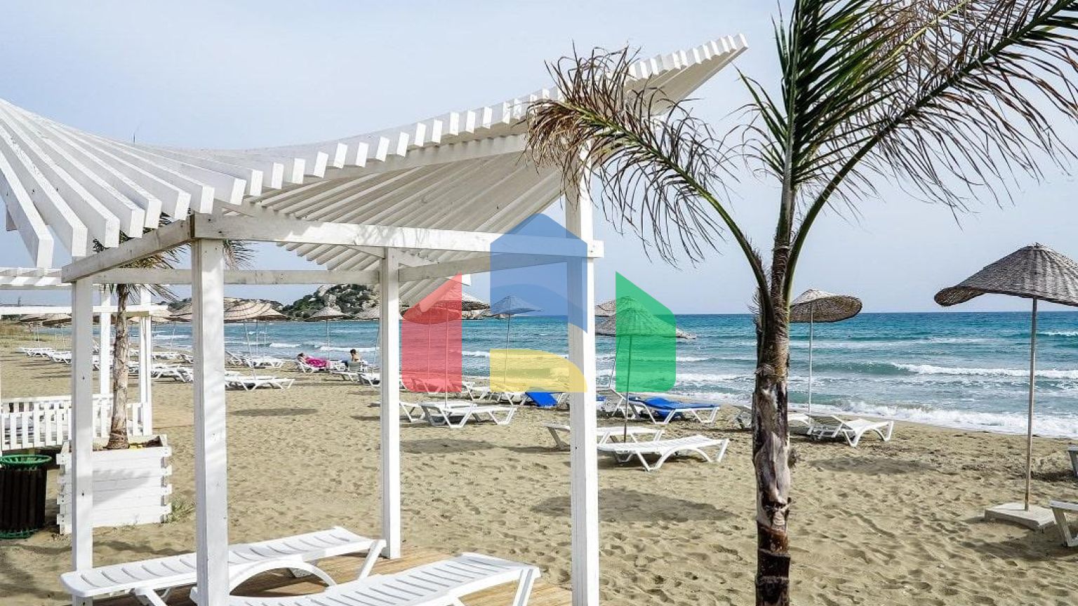 Современный 4-комнатный таунхаус 115 м2 с террасой на крыше, расположенный на первой линии от моря