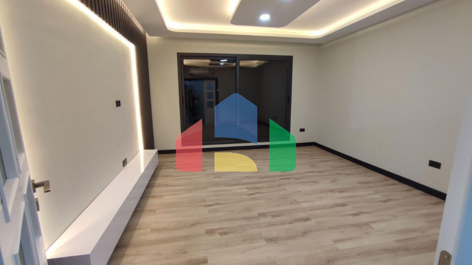 Квартира 3+1  (135 м2 ) в 800 метрах от песчаного пляжа в Йенибоазичи