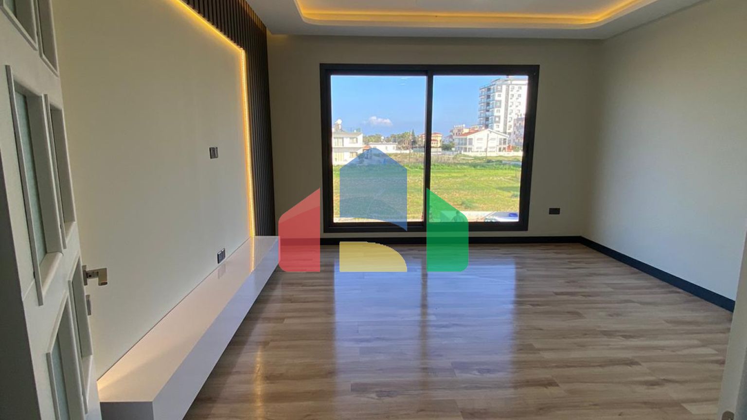 Квартира 3+1  (135 м2 ) в 800 метрах от песчаного пляжа в Йенибоазичи