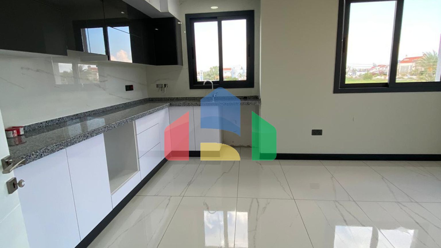 Квартира 3+1  (135 м2 ) в 800 метрах от песчаного пляжа в Йенибоазичи