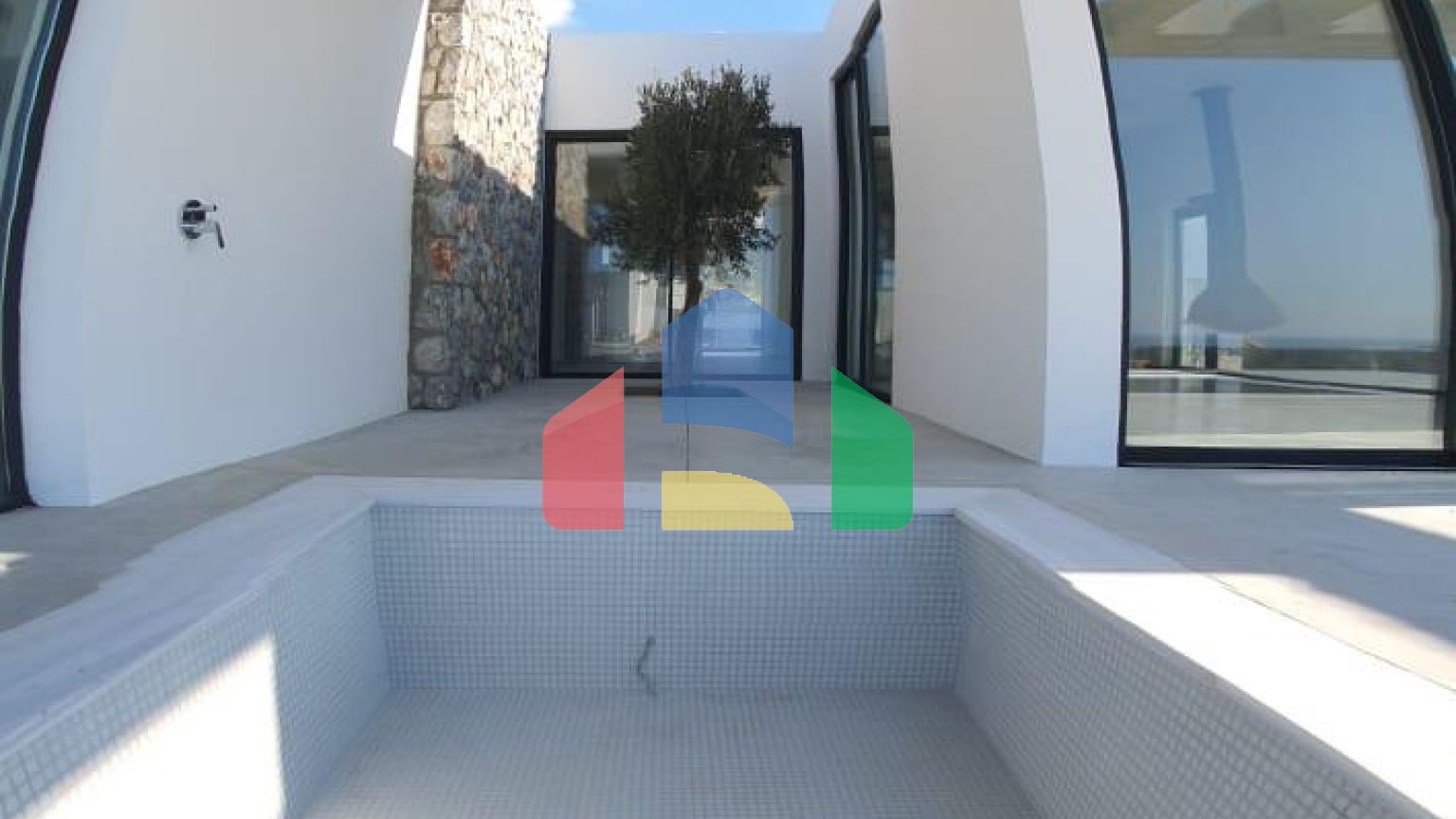 Роскошная вилла 3+1 (183 м2) с бассейном  в 100 метрах от пляжа