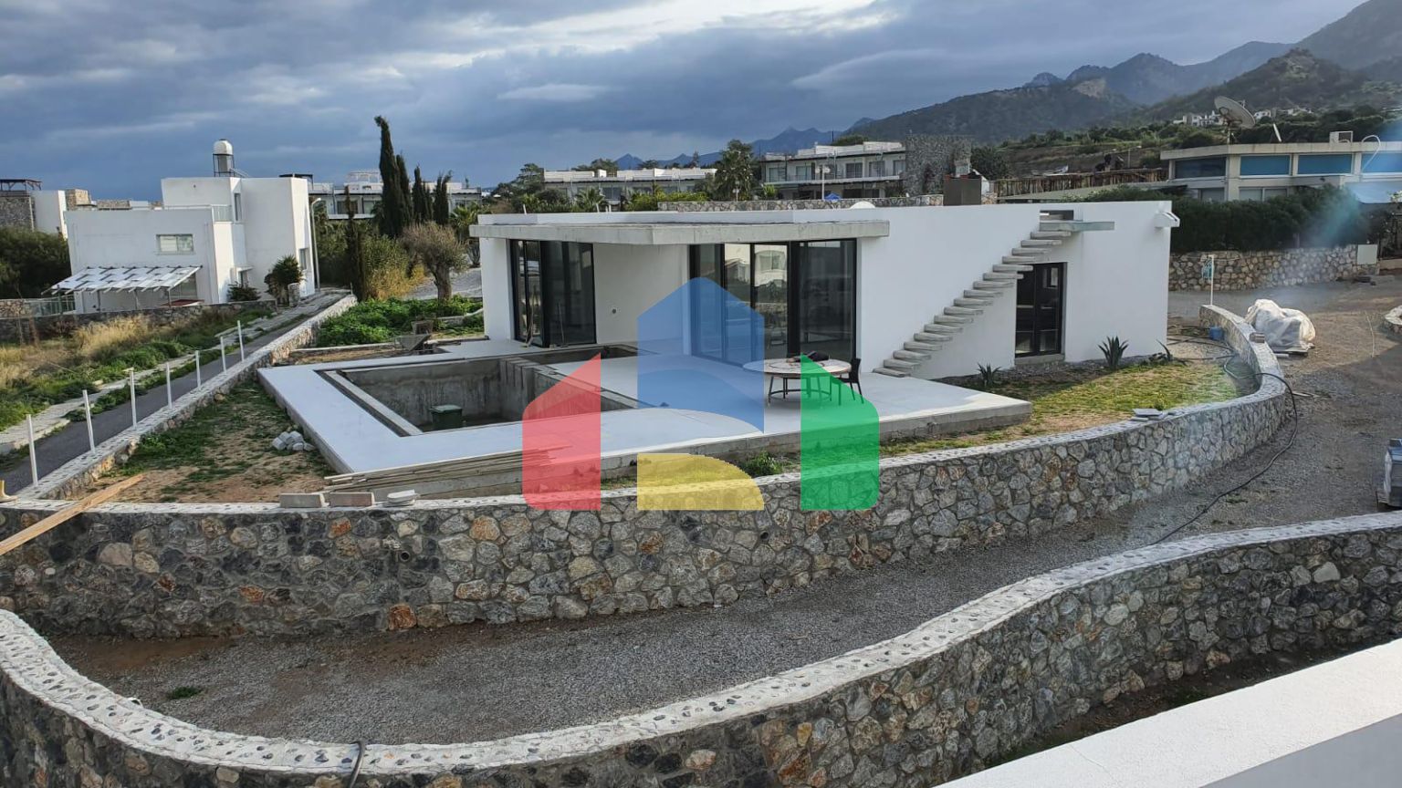 Роскошная вилла 3+1 (183 м2) с бассейном  в 100 метрах от пляжа