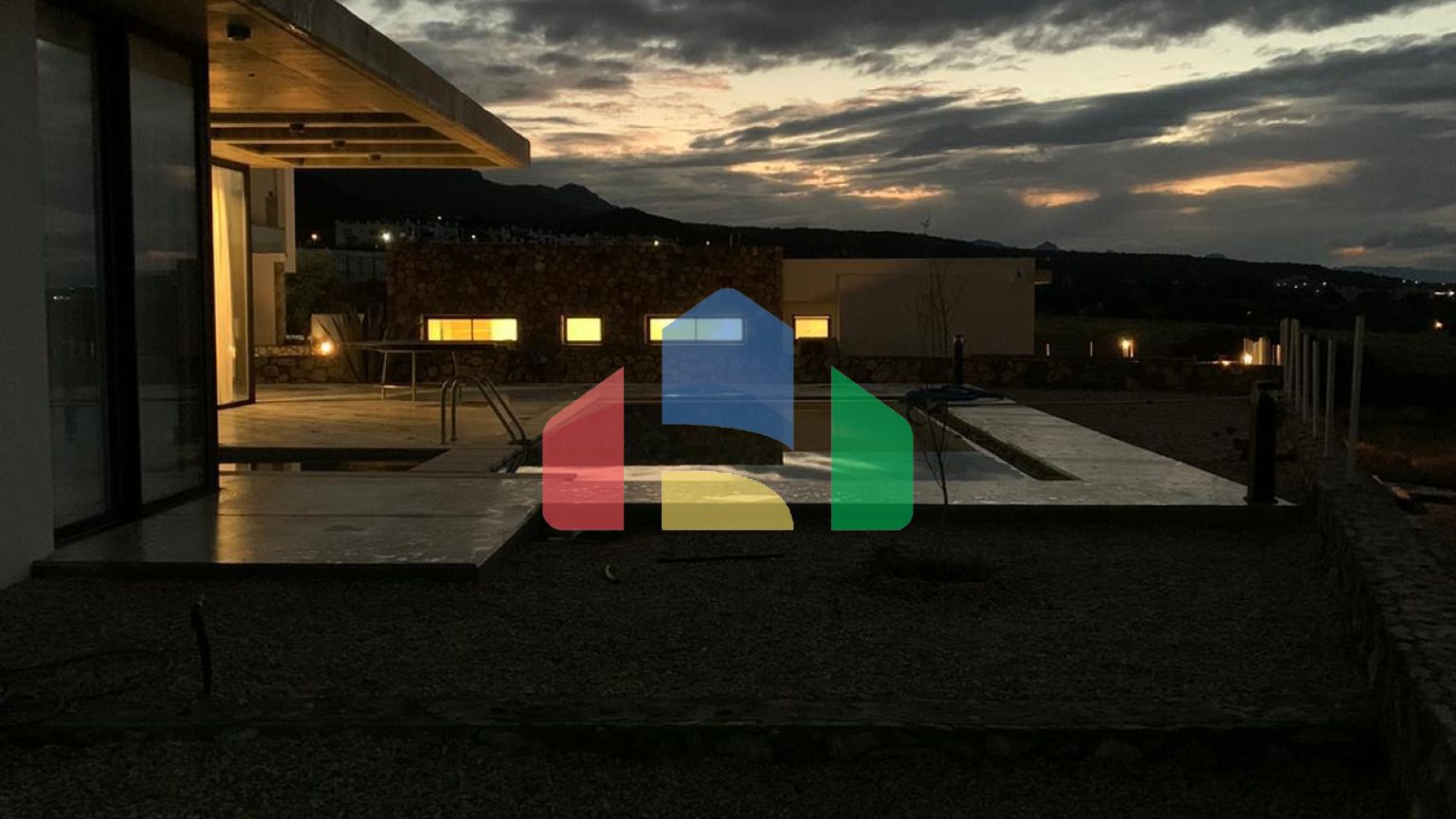 Роскошная вилла 3+1 (183 м2) с бассейном  в 100 метрах от пляжа