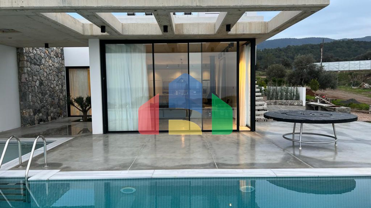 Роскошная вилла 3+1 (183 м2) с бассейном  в 100 метрах от пляжа