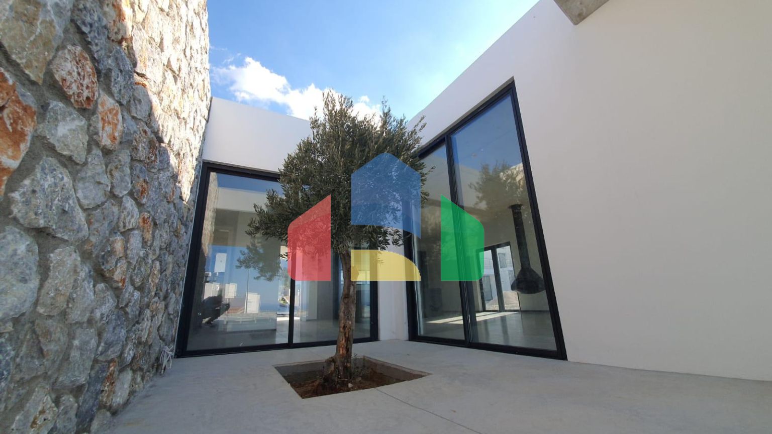 Роскошная вилла 4+1 (200м2) с бассейном  в 100 метрах от пляжа