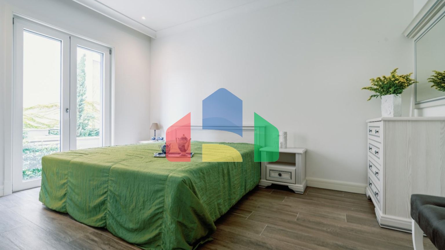 Прекрасная квартира с собственным двориком расположена в районе Centrale, Луштица Бэй