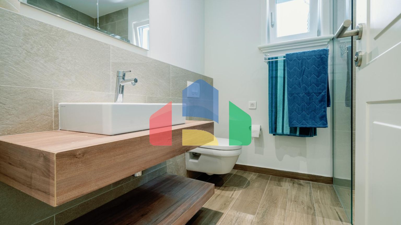 Прекрасная квартира с собственным двориком расположена в районе Centrale, Луштица Бэй