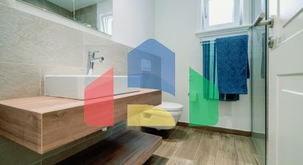 Прекрасная квартира с собственным двориком расположена в районе Centrale, Луштица Бэй