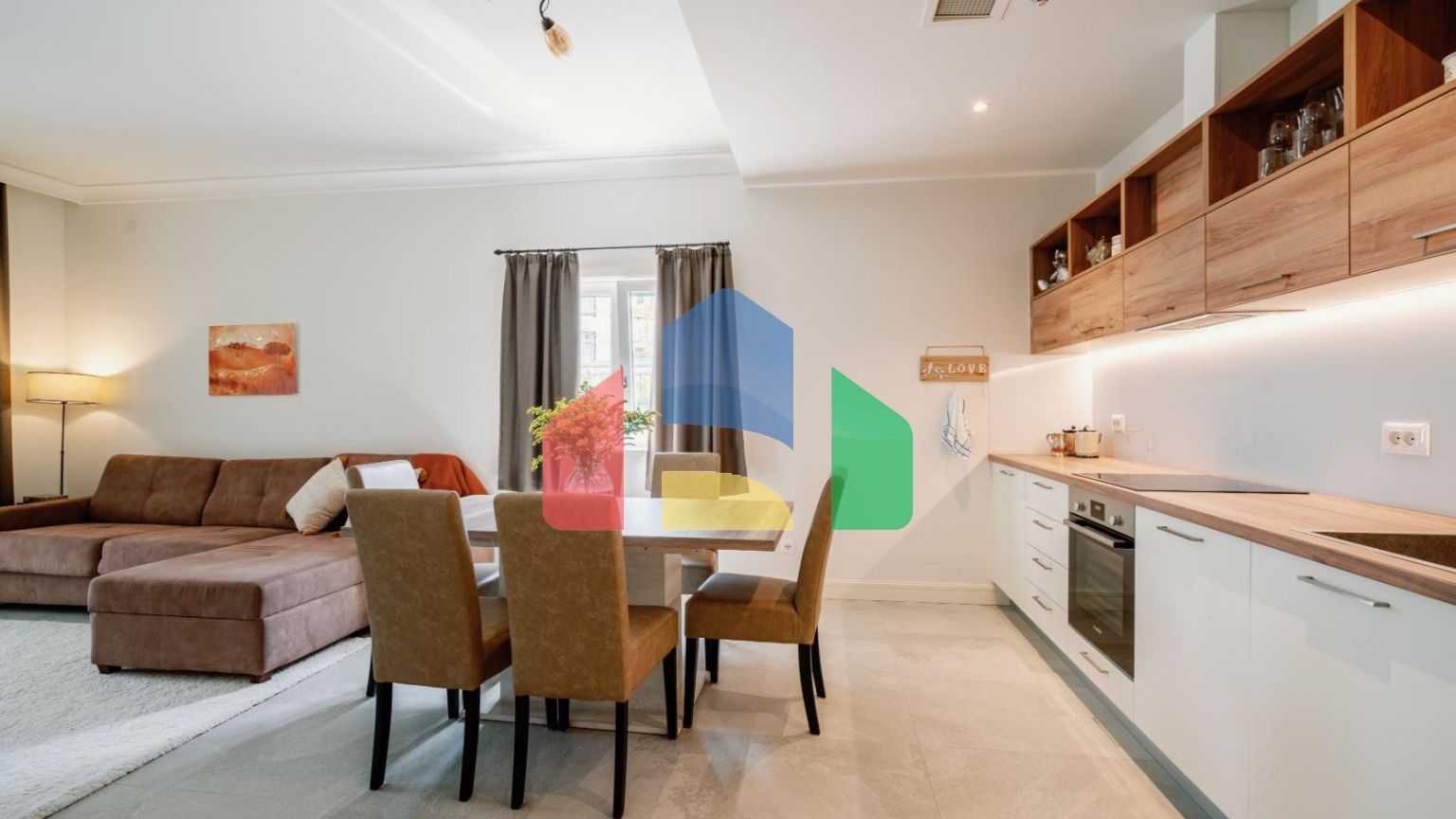 Прекрасная квартира с собственным двориком расположена в районе Centrale, Луштица Бэй