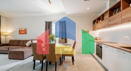 Прекрасная квартира с собственным двориком расположена в районе Centrale, Луштица Бэй